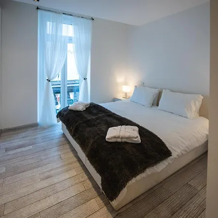 V Apartment *