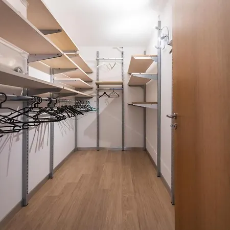 Apartment V *
